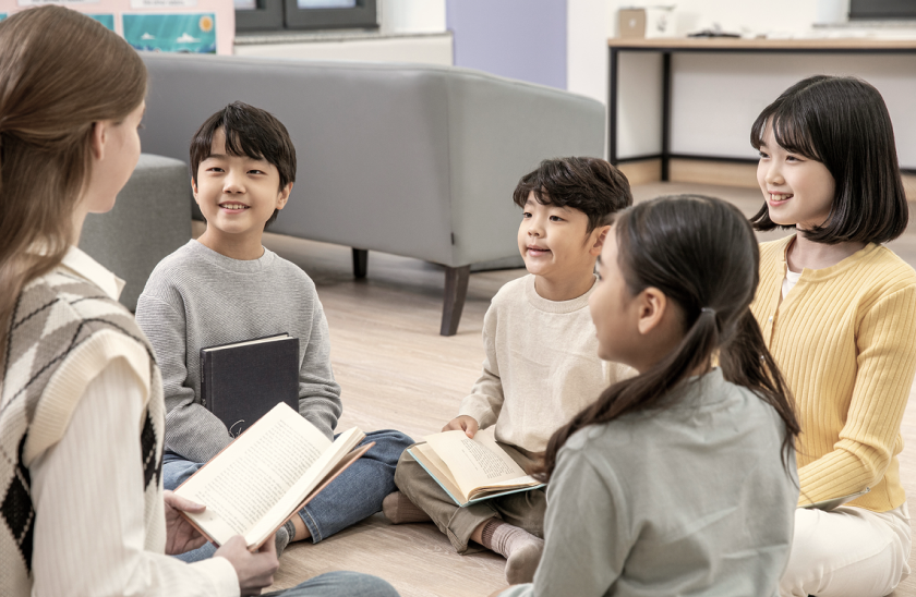 선생님과 아이들이 함께 수업하는 모습
